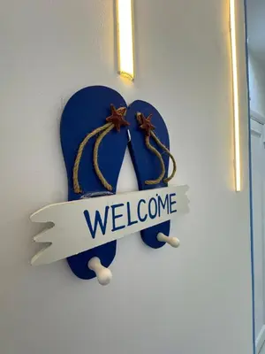 a sign for a door with a welcome sign at شقه لك ب الكامل فندقي in Safaga