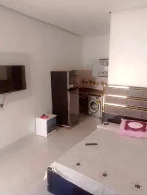 a small room with a bed and a kitchen at بيت علي النيل مباشره في الاقصر in Jazīrat al ‘Awwāmīyah