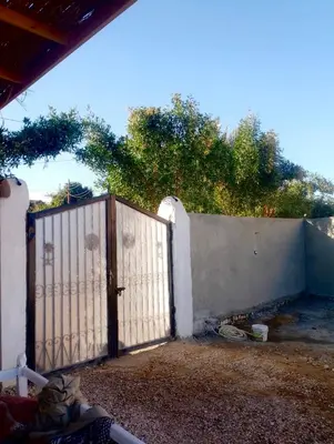 a fence with a gate in front of a wall at بيت علي النيل مباشره في الاقصر in Jazīrat al ‘Awwāmīyah
