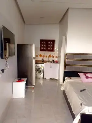 a large room with a bed and a kitchen at بيت علي النيل مباشره في الاقصر in Jazīrat al ‘Awwāmīyah