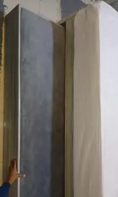 a man is pointing to a metal wall at شقه بمنتجع كذابلانكا in Hurghada