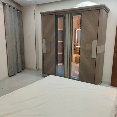 a bedroom with a bed and a glass cabinet at Appartement 2 slaapkamers in Hurghada