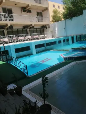 an empty swimming pool in front of a building at Windsor Hotel Luxor \u60a8\u5728\u76e7\u514b\u7d22\u7684\u7b2c\u4e8c\u500b\u5bb6 in Luxor