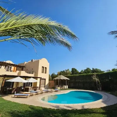 Villa - Sleeps 6 - Heated Pool - Garden - Parking