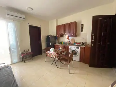 a kitchen with a table and a dining room at Чудесная студия в комплексе с бассейном рядом с бесплатным пляжем in Hurghada