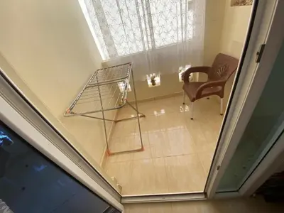 a chair and a wire rack in a room at Чудесная студия в комплексе с бассейном рядом с бесплатным пляжем in Hurghada