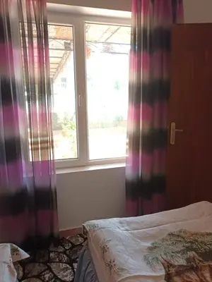 a bedroom with a bed and a window at Rum i villa med pool in Hurghada