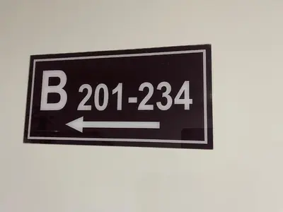 a black and white sign with an arrow at شقة علي البحر 2 in Hurghada