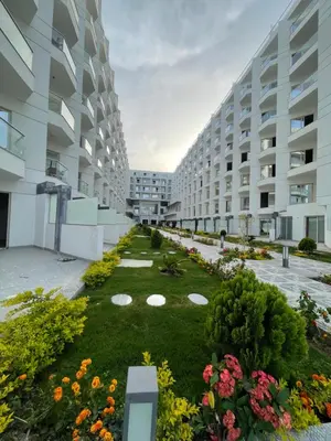a courtyard of an apartment building with a garden at شقة علي البحر 2 in Hurghada