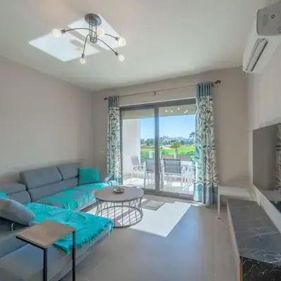 Bright 2-Bedroom Apartment with Golf Course & Pool View l Cyan