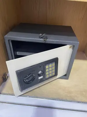 a microwave oven sitting on top of a drawer at Schöne Ferienwohnung in Cecelia Resort, am Pool und wunderschönen Strand für Familien und Paare in Hurghada